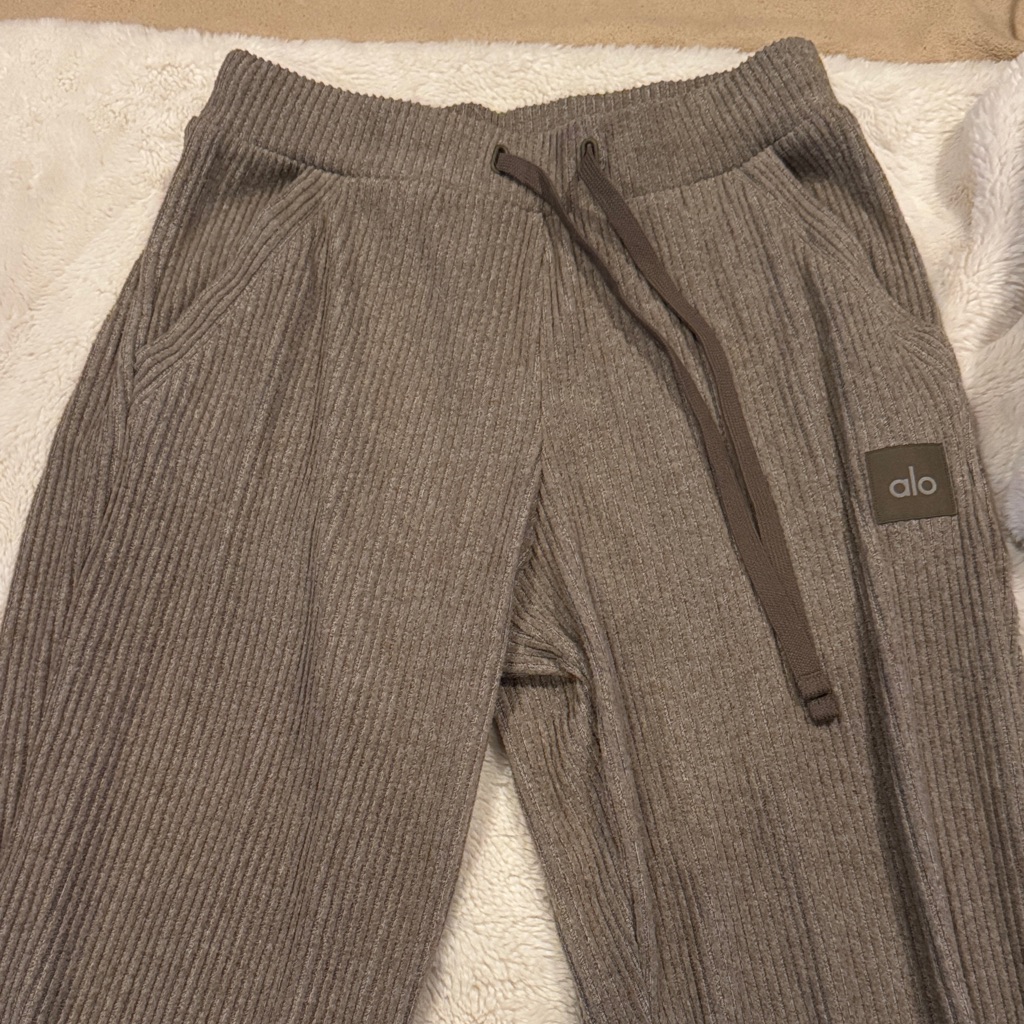 Alo Yoga Ribbed Knit Joggers In Taupe